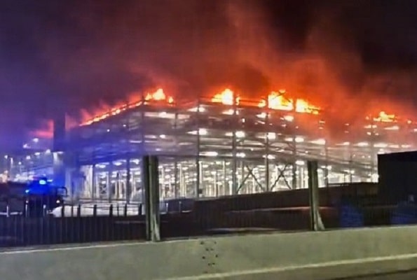 Diario expreso - Londres: aparatoso incendio obligó la suspensión de todos los vuelos en el aeropuerto de Luton