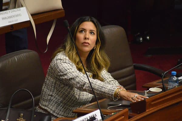 Diario expreso - Rosselli Amuruz: Congreso la blinda por asistir a fiesta y envían al archivo su moción de censura