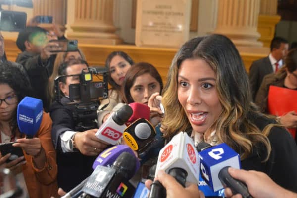 Diario expreso - Rosselli Amuruz se aferra al cargo de vicepresidenta